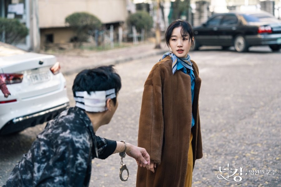Kim Go Eun tung loạt ảnh đầu tiên trong drama mới đóng cùng Lee Min Ho