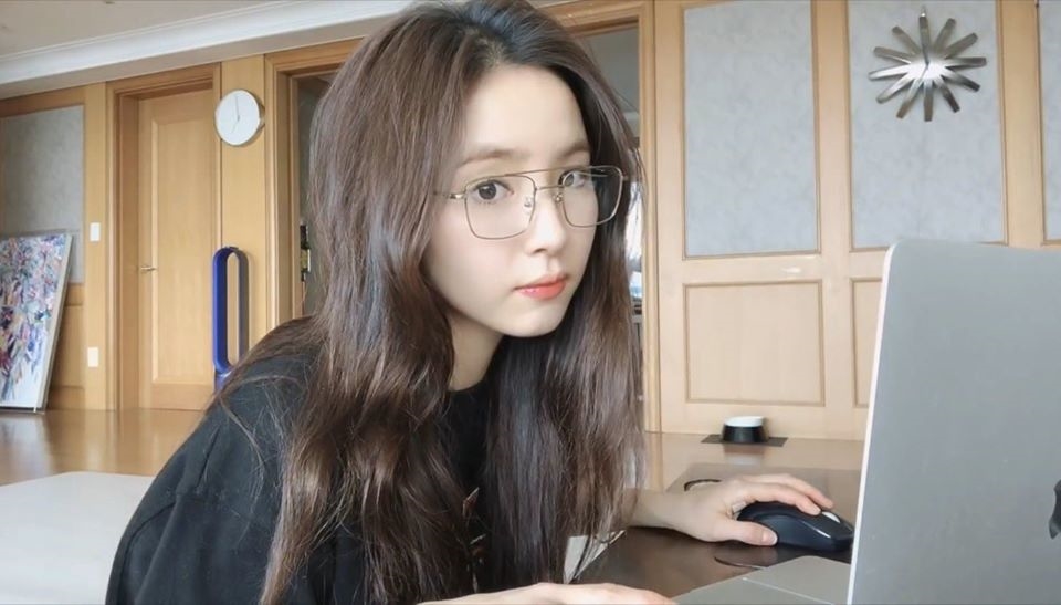 Shin Se Kyung gây 'sốt' với vẻ đẹp tiên tử trong loạt clip Vlog