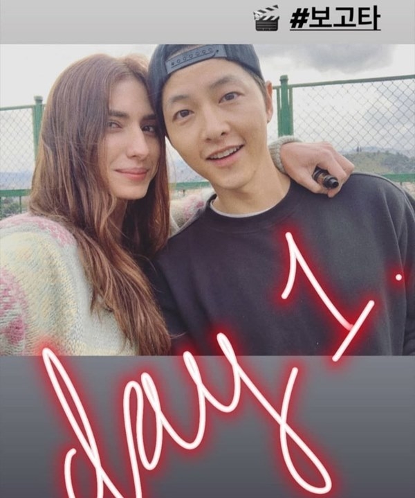 Song Joong Ki dừng quay phim mới để quay về Hàn tránh dịch