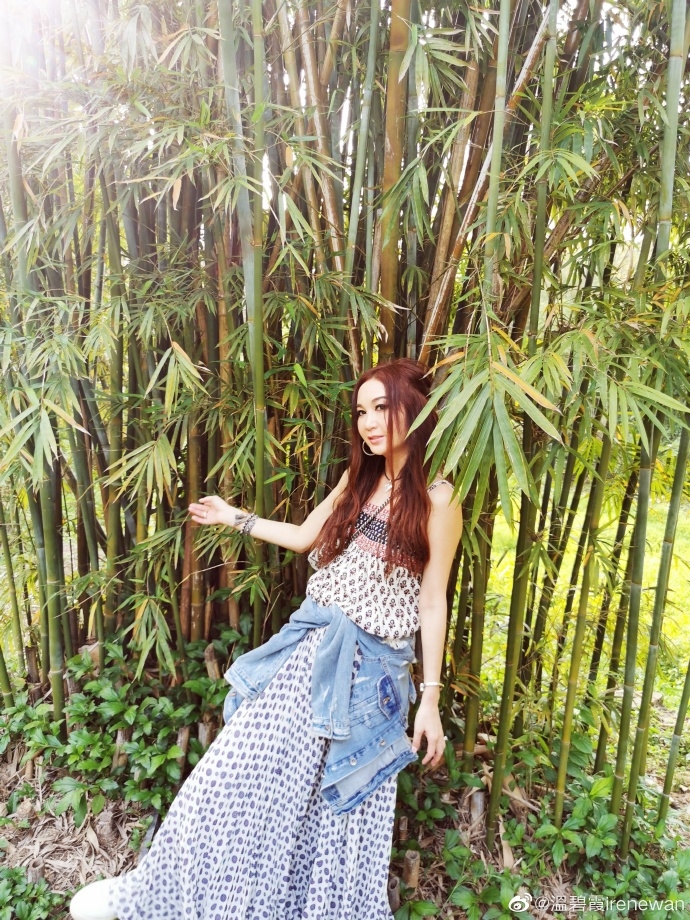 'Đát Kỷ' Ôn Bích Hà lại khoe nhan sắc không tuổi, 54 vẫn nhí nhảnh