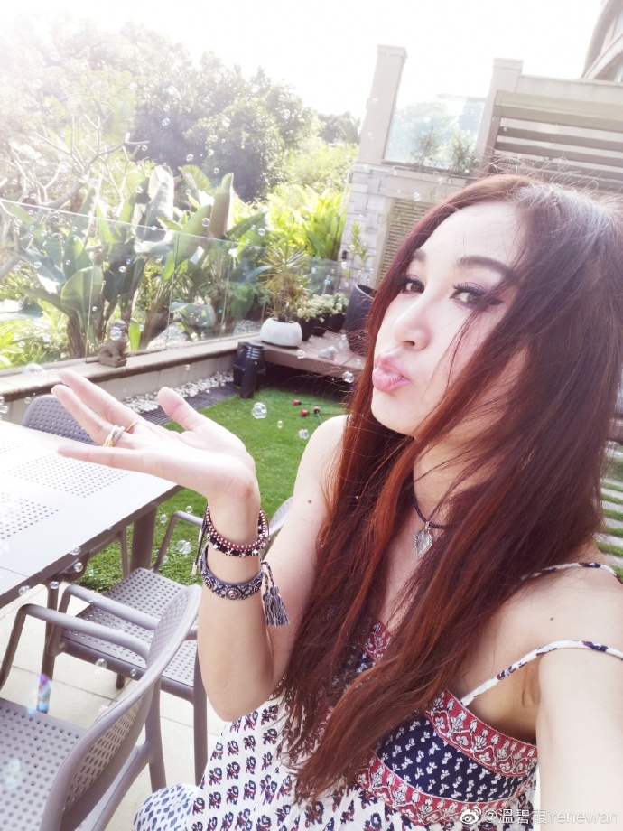 'Đát Kỷ' Ôn Bích Hà lại khoe nhan sắc không tuổi, 54 vẫn nhí nhảnh