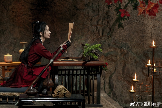 Triệu Lệ Dĩnh - Châu Khiết Quỳnh thân thiết trên phim trường Hữu Phỉ