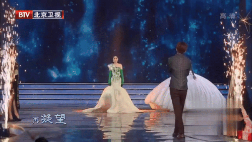 Dương Mịch, Triệu Lệ Dĩnh và sao Cbiz trổ tài trên sàn catwalk