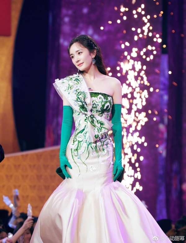 Dương Mịch, Triệu Lệ Dĩnh và sao Cbiz trổ tài trên sàn catwalk