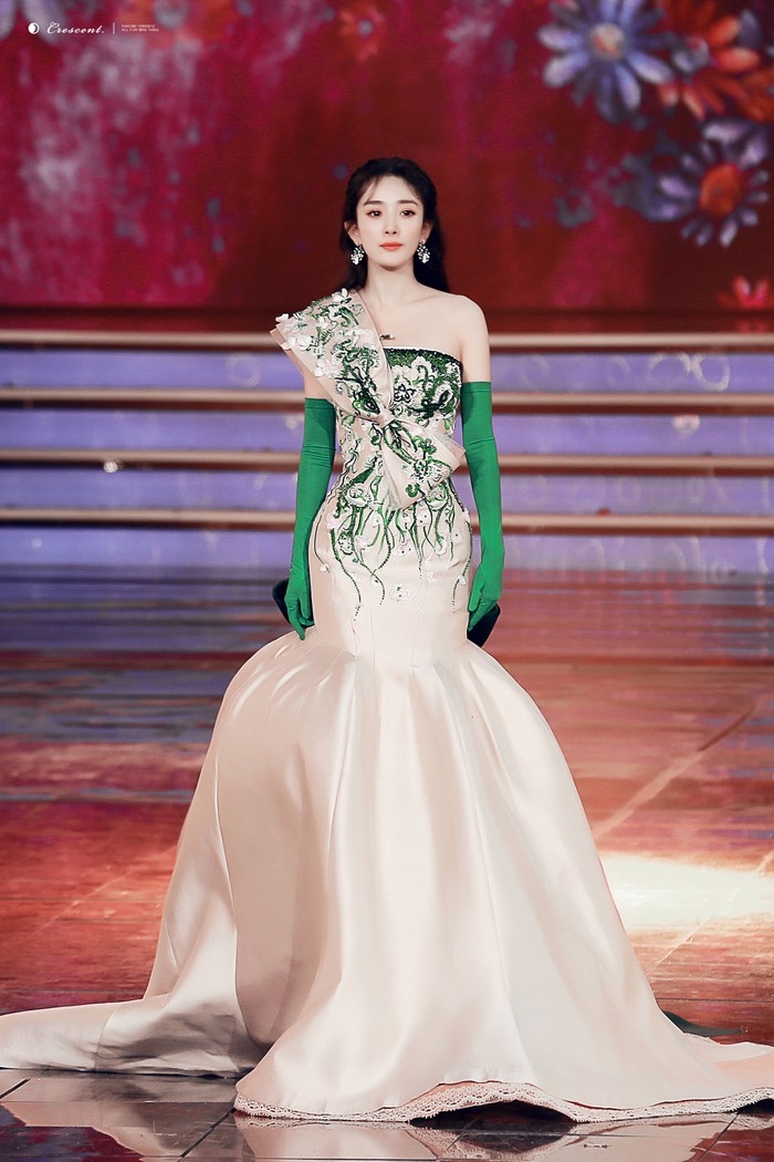 Dương Mịch, Triệu Lệ Dĩnh và sao Cbiz trổ tài trên sàn catwalk