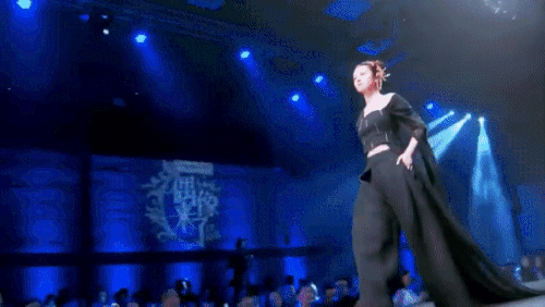 Dương Mịch, Triệu Lệ Dĩnh và sao Cbiz trổ tài trên sàn catwalk