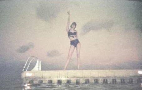 Lisa lộ ảnh hiếm, khoe dáng chuẩn cùng bikini khiến fan phát cuồng