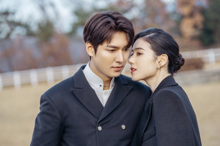 'The King: Eternal Monarch' tung ảnh Lee Min Ho và nữ thứ cực đẹp