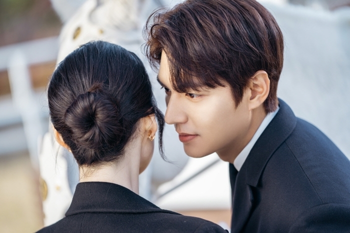 'The King: Eternal Monarch' tung ảnh Lee Min Ho và nữ thứ cực đẹp