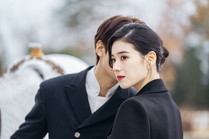 'The King: Eternal Monarch' tung ảnh Lee Min Ho và nữ thứ cực đẹp