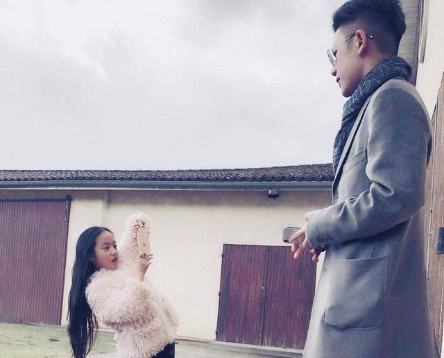 Con trai Triệu Vy lần đầu tiên khoe nhan sắc sắp vào làng giải trí?