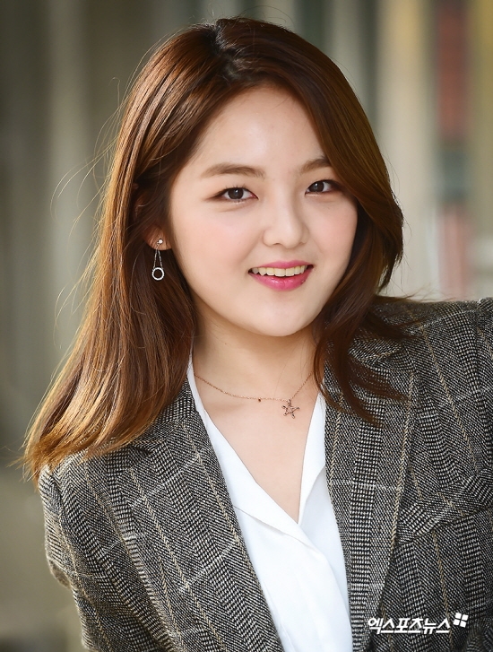 Seo Shin Ae chịu nhiều chỉ trích vì đi cà phê học bài mùa dịch