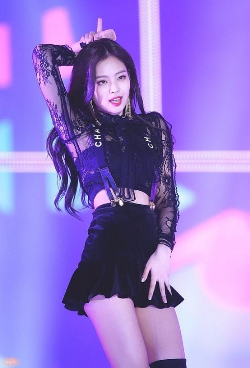 Jennie vai thon, dáng chuẩn, hình chụp phía sau cũng tuyệt đẹp