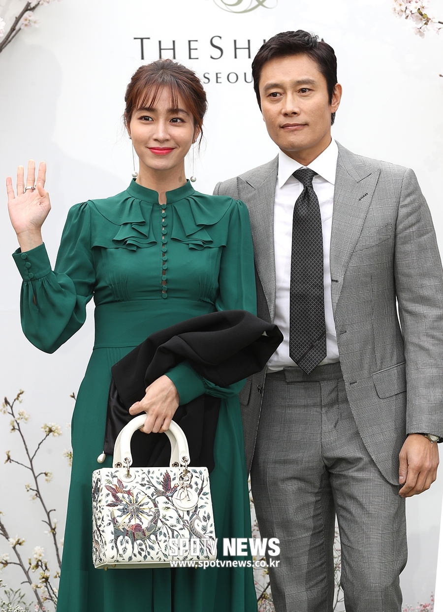 Lee Byung Hun tới thăm phim trường drama mới của Lee Min Jung