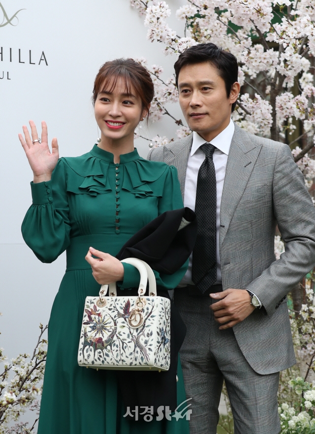 Lee Byung Hun tới thăm phim trường drama mới của Lee Min Jung