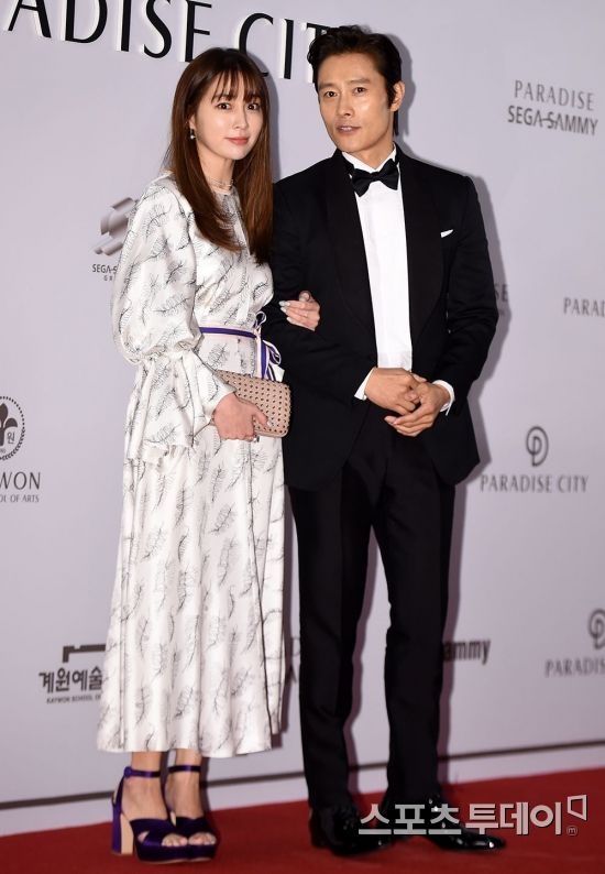Lee Byung Hun tới thăm phim trường drama mới của Lee Min Jung