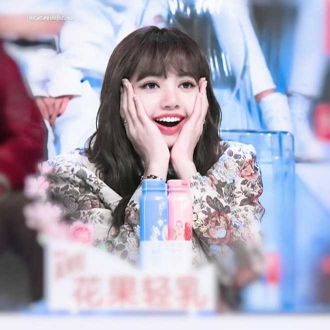 Lisa cùng hai biểu cảm đối lập gây 'sốt' trong quá trình làm cố vấn