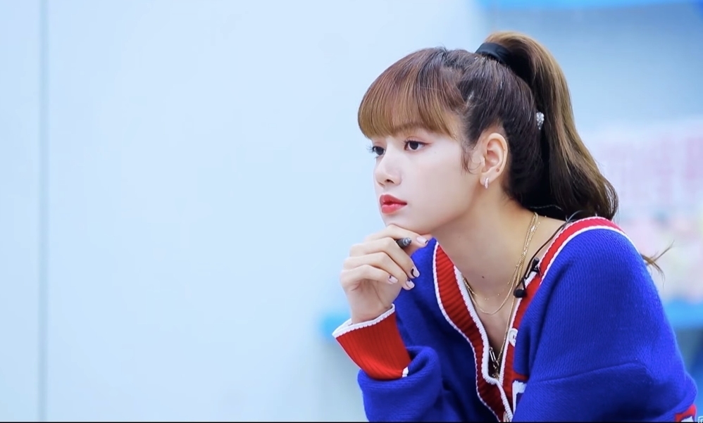 Lisa cùng hai biểu cảm đối lập gây 'sốt' trong quá trình làm cố vấn