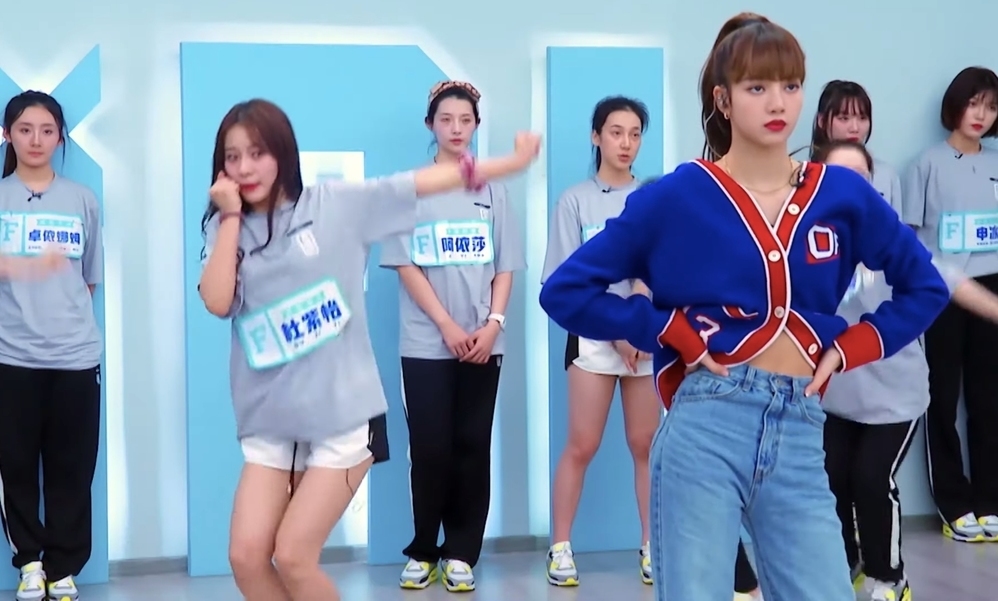 Lisa cùng hai biểu cảm đối lập gây 'sốt' trong quá trình làm cố vấn