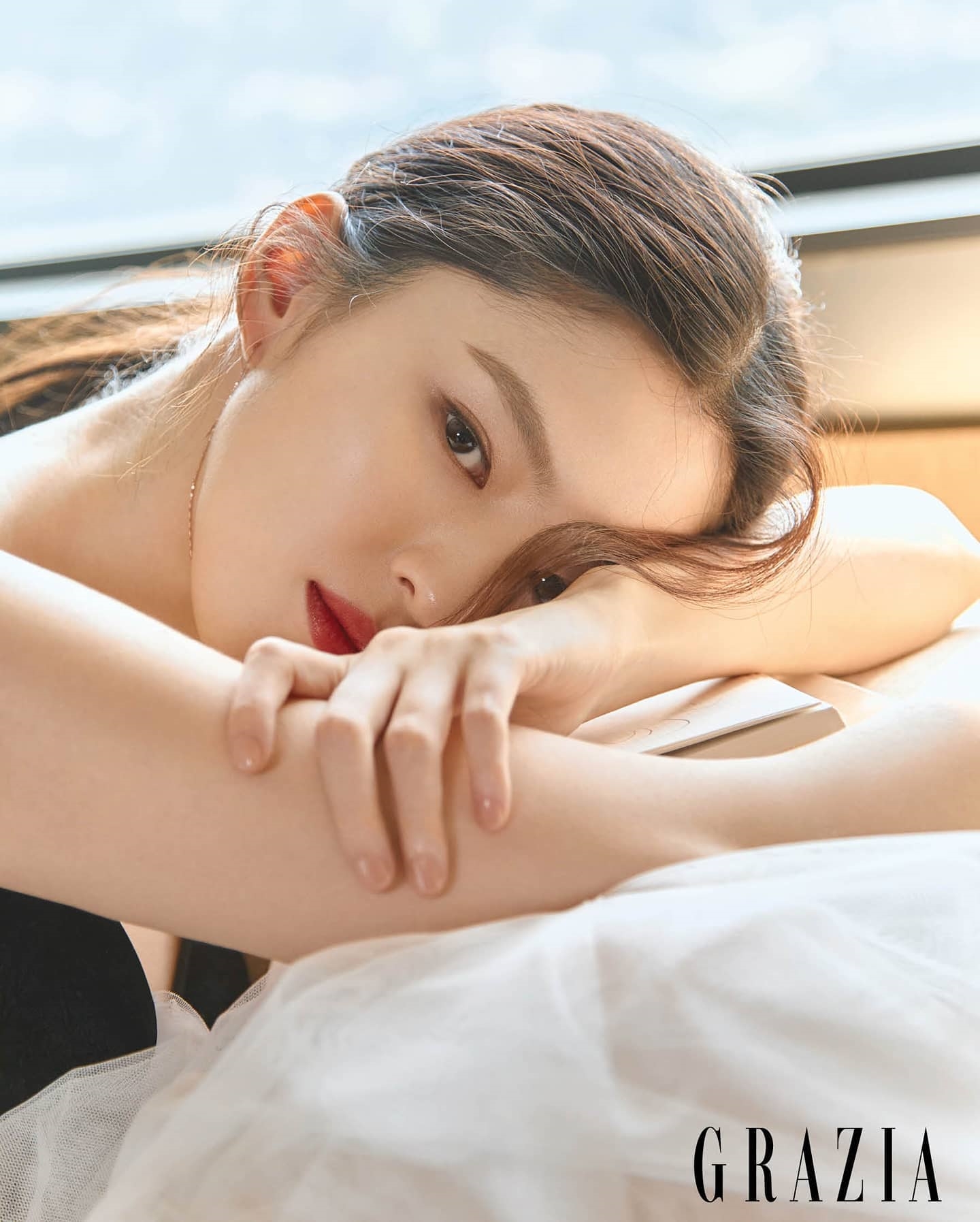 Han So Hee khoe vẻ đẹp quyến rũ, đầy nữ tính trên tạp chí