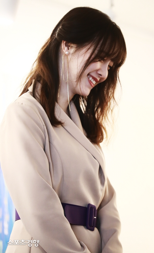 Goo Hye Sun xuất hiện đầy đặn hậu ly hôn tại họp báo triển lãm cá nhân