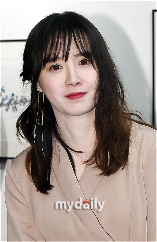 Goo Hye Sun xuất hiện đầy đặn hậu ly hôn tại họp báo triển lãm cá nhân