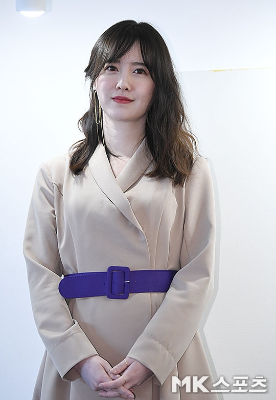 Goo Hye Sun xuất hiện đầy đặn hậu ly hôn tại họp báo triển lãm cá nhân