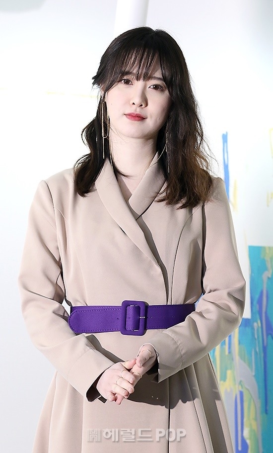 Goo Hye Sun xuất hiện đầy đặn hậu ly hôn tại họp báo triển lãm cá nhân