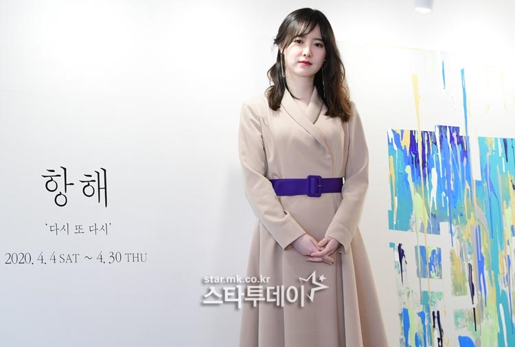 Goo Hye Sun xuất hiện đầy đặn hậu ly hôn tại họp báo triển lãm cá nhân