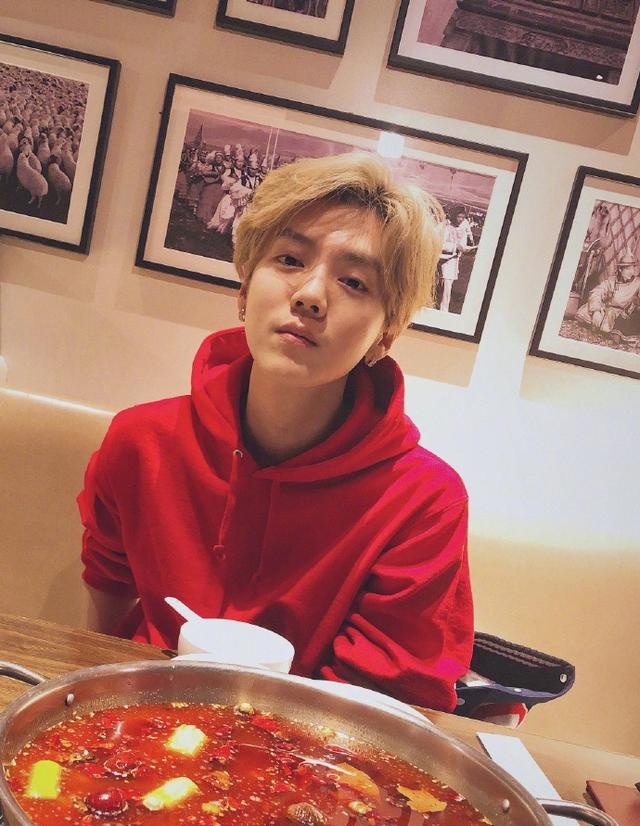 Luhan và Quan Hiểu Đồng liên tục thể hiện tình cảm khiến fan dậy sóng