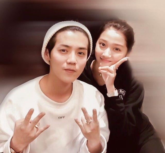 Luhan và Quan Hiểu Đồng liên tục thể hiện tình cảm khiến fan dậy sóng