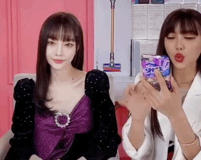 Giả Nãi Lượng nhận mưa khen, Lý Tiểu Lộ bị chửi sấp mặt khi livestream