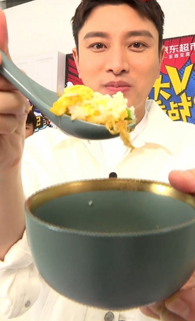 Giả Nãi Lượng nhận mưa khen, Lý Tiểu Lộ bị chửi sấp mặt khi livestream