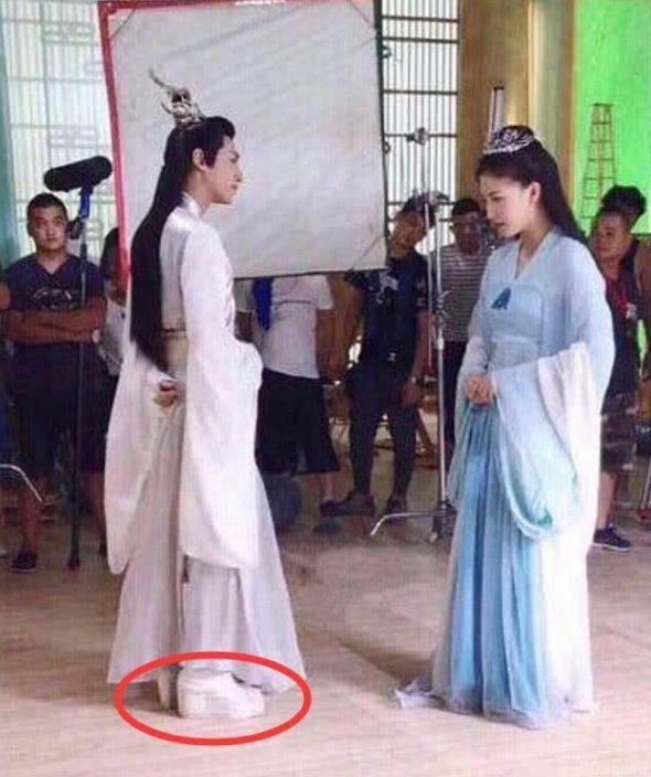 Bi hài chiêu “lừa dối” chiều cao của các nam thần Cbiz