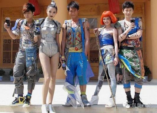 Bi hài chiêu “lừa dối” chiều cao của các nam thần Cbiz