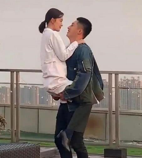 Hoàng Cảnh Du bị chửi vì dùng 'bàn tay hư hỏng' với Lý Thấm