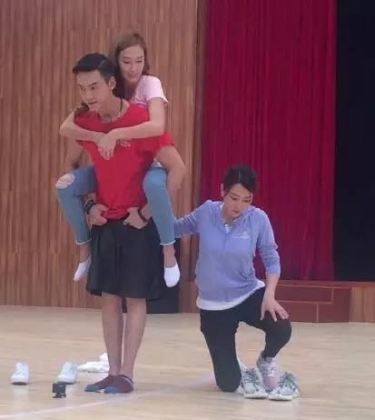 Hoàng Cảnh Du bị chửi vì dùng 'bàn tay hư hỏng' với Lý Thấm