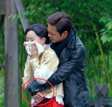 Hoàng Cảnh Du bị chửi vì dùng 'bàn tay hư hỏng' với Lý Thấm