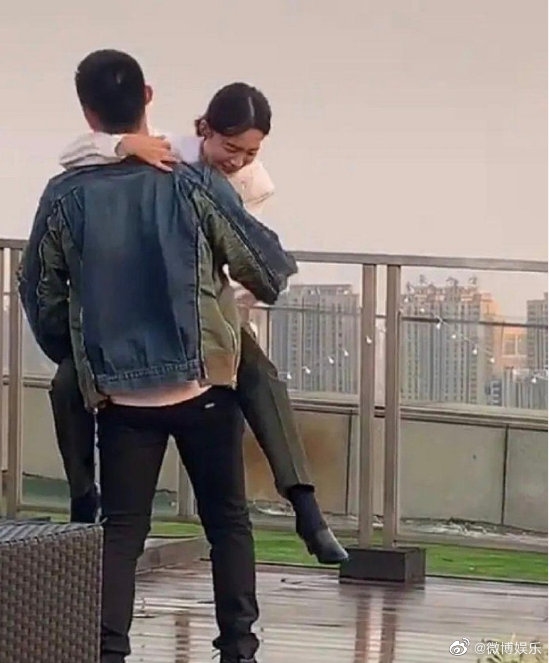Hoàng Cảnh Du bị chửi vì dùng 'bàn tay hư hỏng' với Lý Thấm