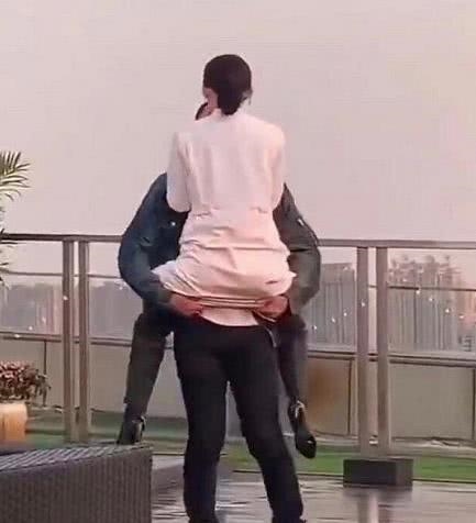 Hoàng Cảnh Du bị chửi vì dùng 'bàn tay hư hỏng' với Lý Thấm