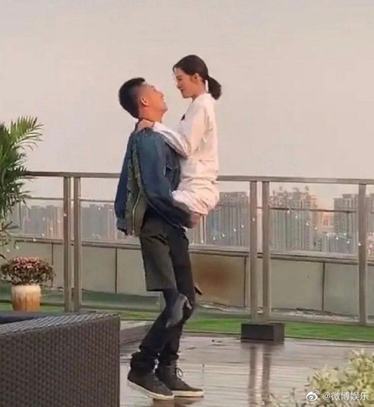 Hoàng Cảnh Du bị chửi vì dùng 'bàn tay hư hỏng' với Lý Thấm