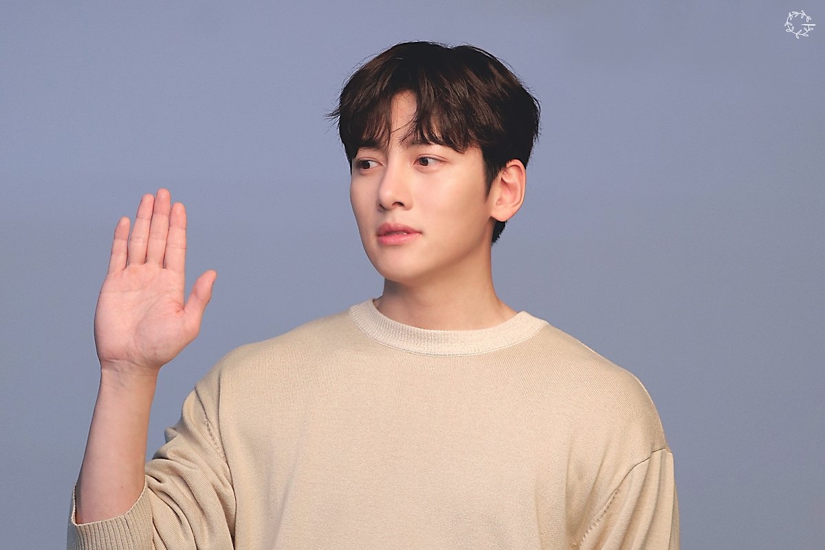 Ji Chang Wook điển trai, ấm áp trong bộ ảnh mới chụp dự án từ thiện