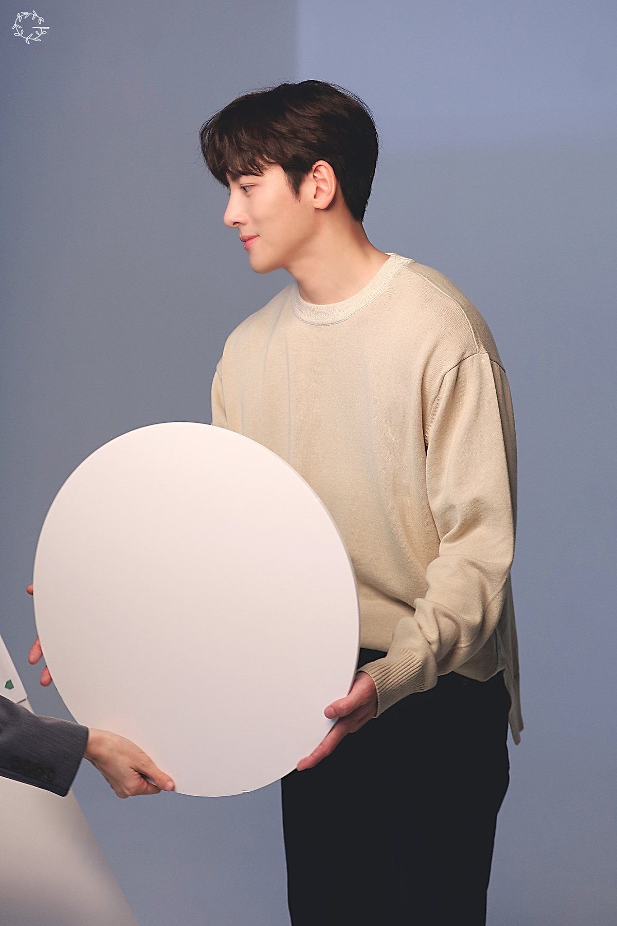 Ji Chang Wook điển trai, ấm áp trong bộ ảnh mới chụp dự án từ thiện
