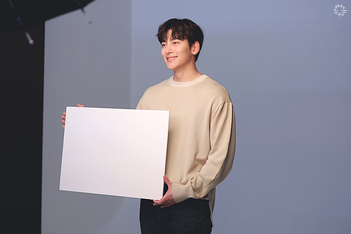 Ji Chang Wook điển trai, ấm áp trong bộ ảnh mới chụp dự án từ thiện
