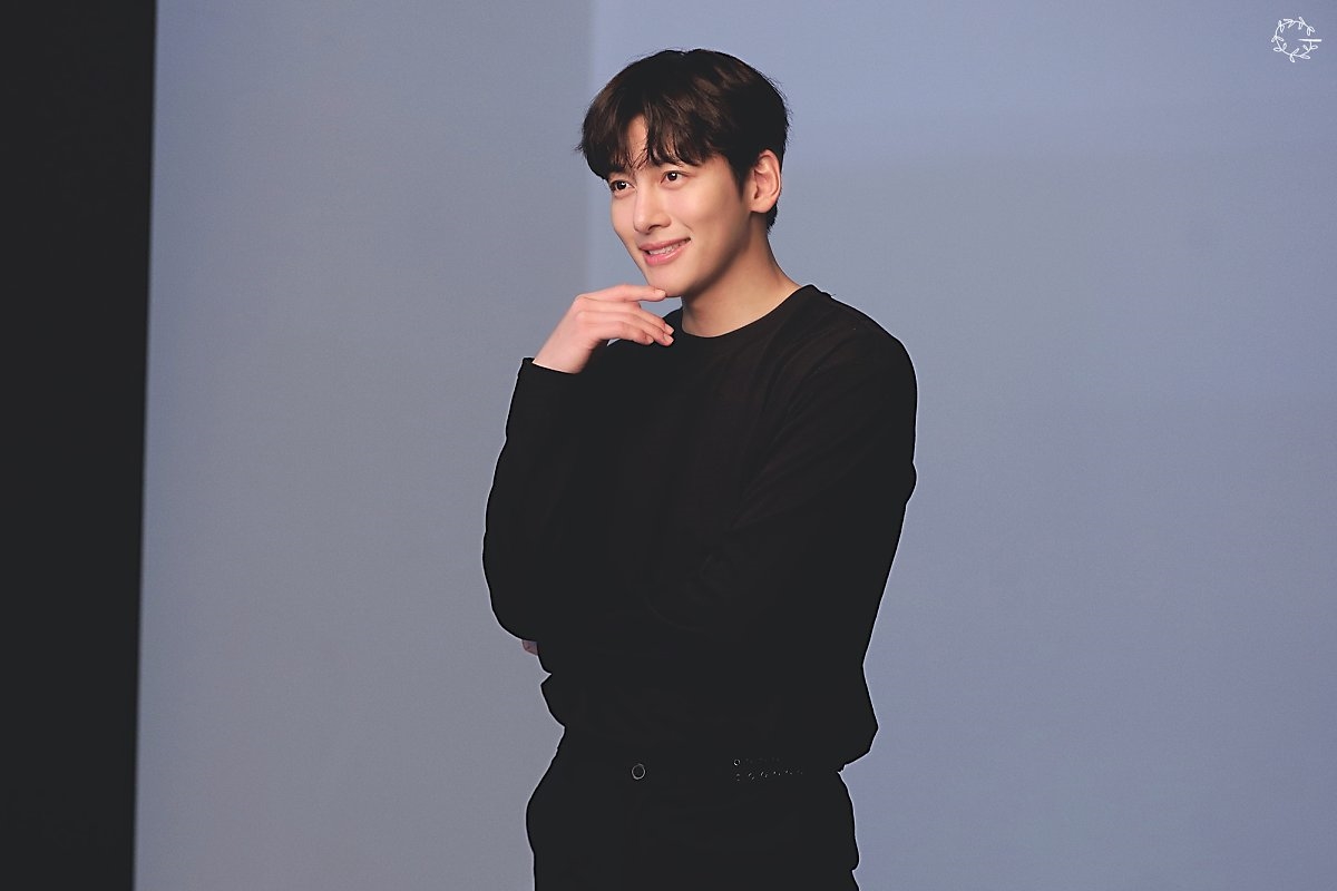 Ji Chang Wook điển trai, ấm áp trong bộ ảnh mới chụp dự án từ thiện
