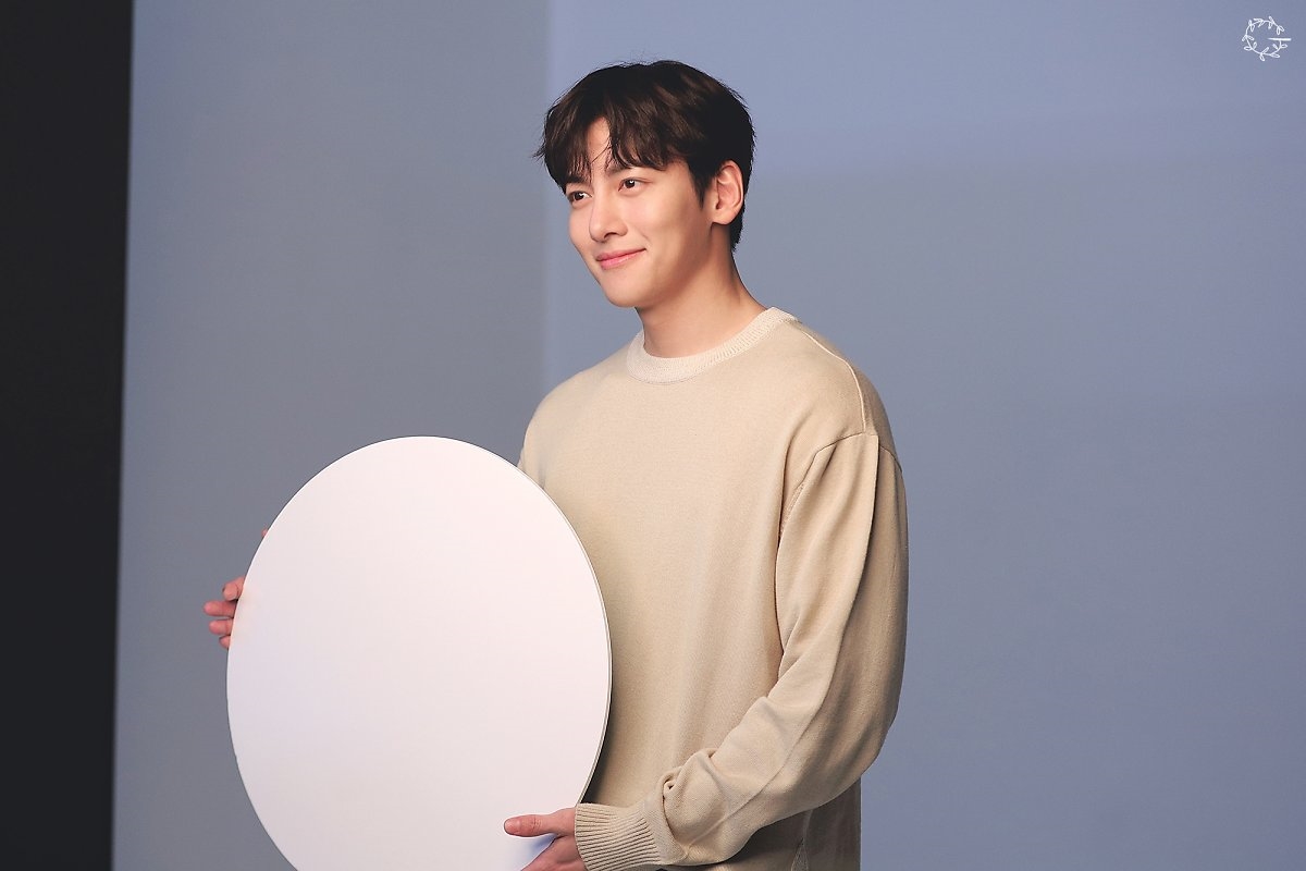Ji Chang Wook điển trai, ấm áp trong bộ ảnh mới chụp dự án từ thiện