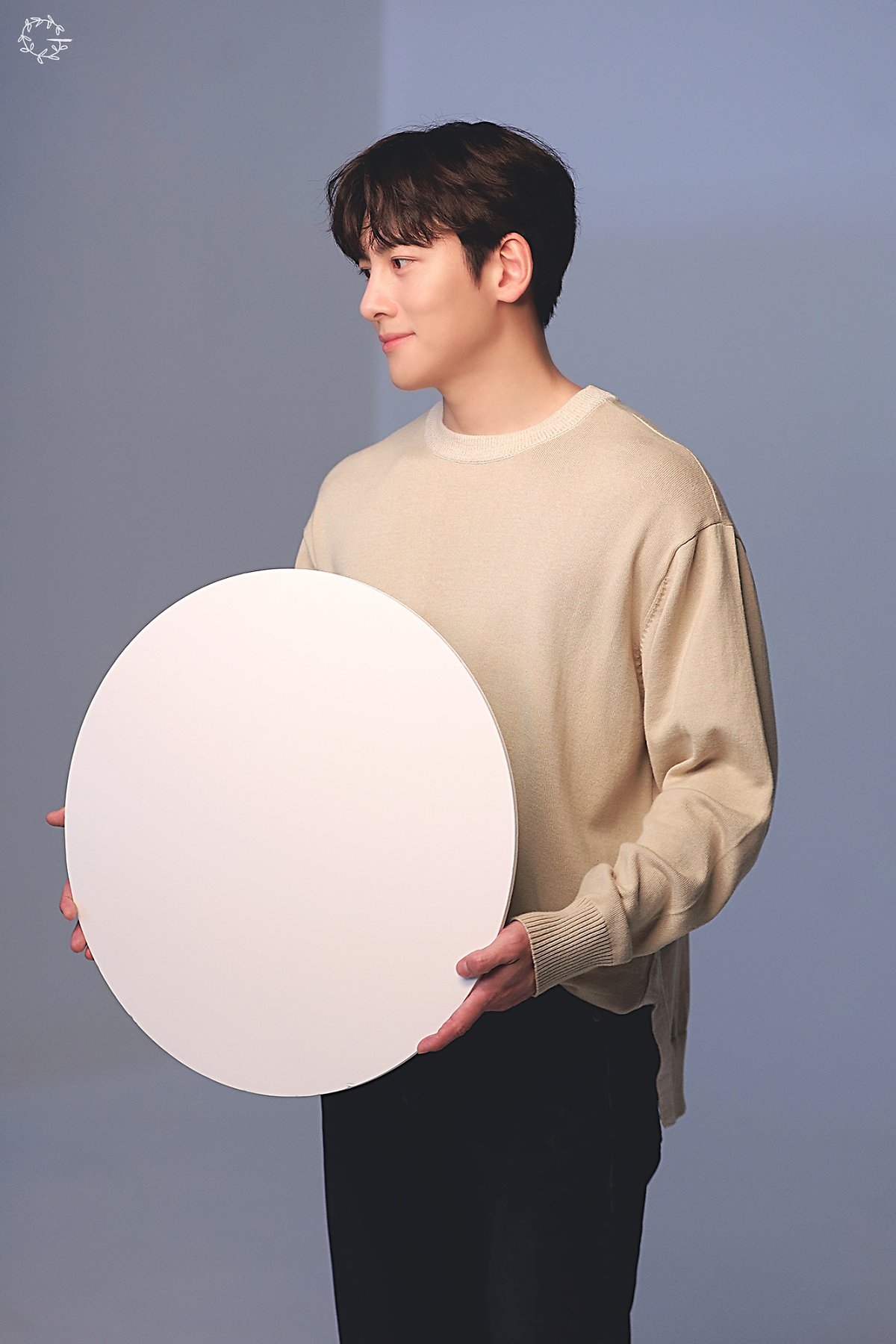 Ji Chang Wook điển trai, ấm áp trong bộ ảnh mới chụp dự án từ thiện