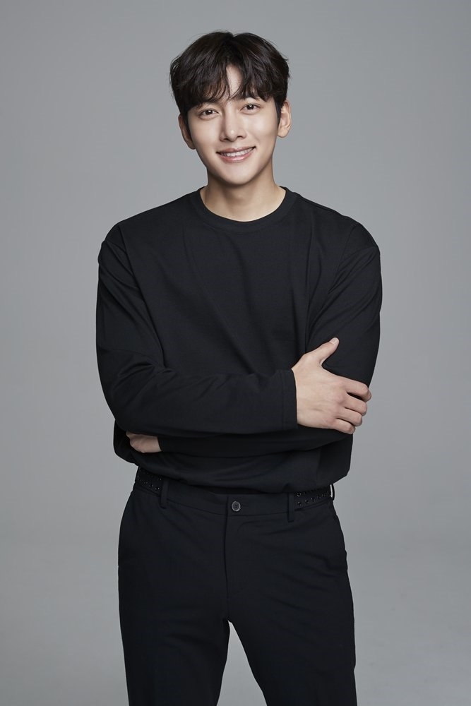 Ji Chang Wook điển trai, ấm áp trong bộ ảnh mới chụp dự án từ thiện