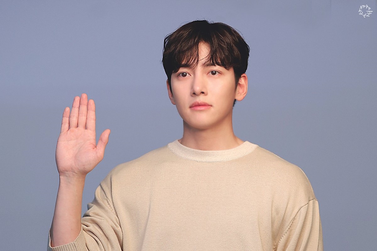 Ji Chang Wook điển trai, ấm áp trong bộ ảnh mới chụp dự án từ thiện