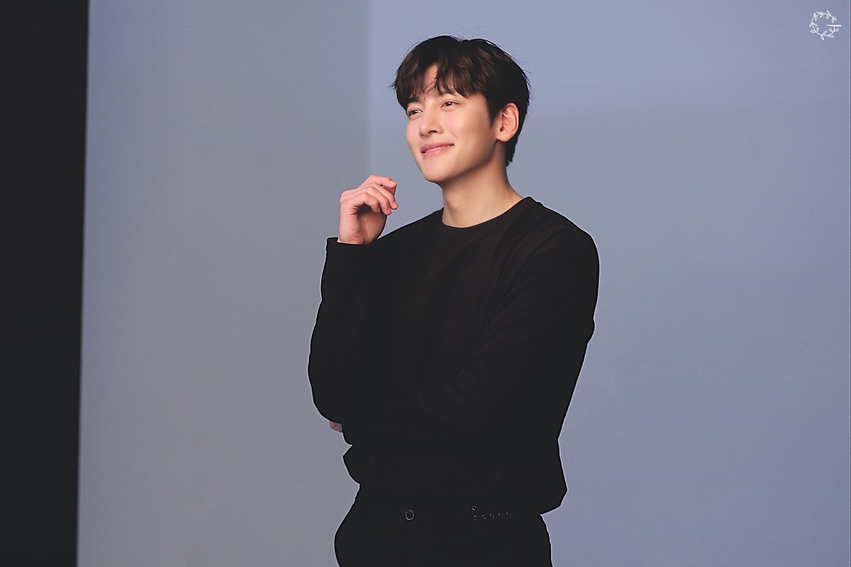 Ji Chang Wook điển trai, ấm áp trong bộ ảnh mới chụp dự án từ thiện
